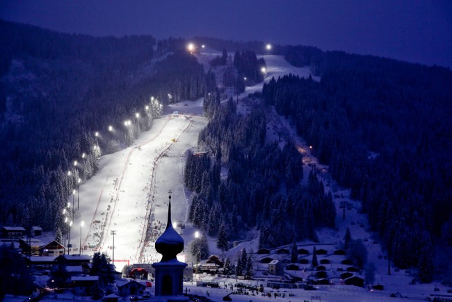 Beleuchtete Skipiste beim Audi FIS Skiweltcup der Damen in Flachau