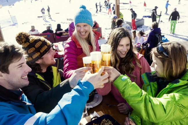 Anstoßen neben der Piste in Flachau im Snow Space Salzburg