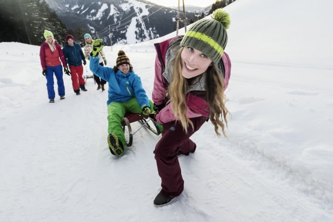 Gruppe beim Schlittenfahren auf der Rodelbahn in Flachau