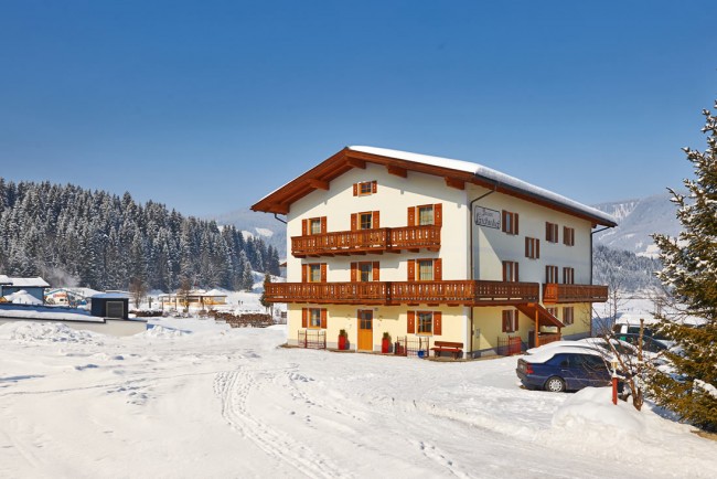 Hotel Garni Lärchenhof B&B in Flachau im Winter