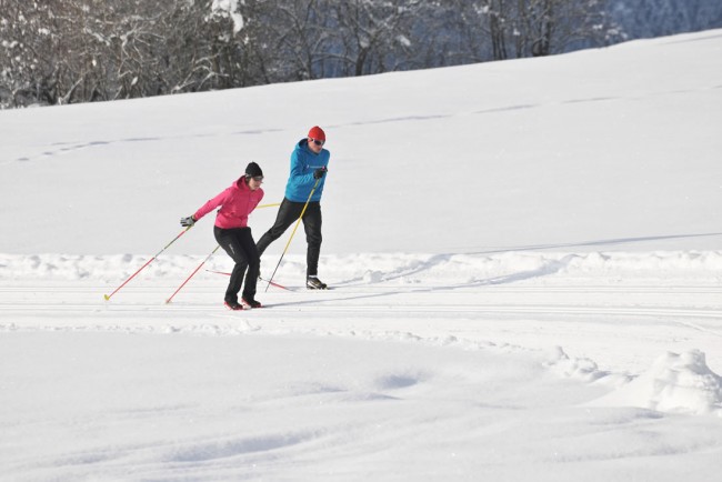 Paar beim Langlaufen auf der Loipe in Flachau