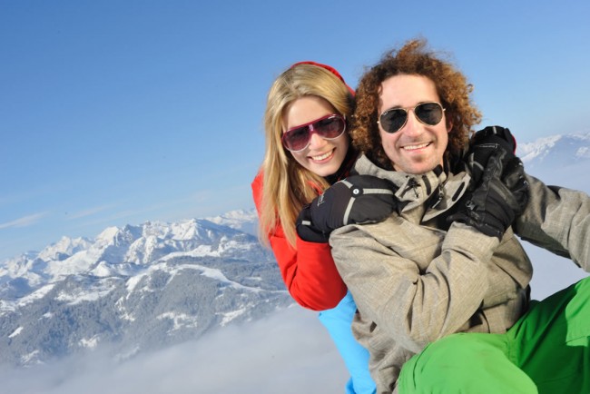 Paar beim Winterwandern in Flachau