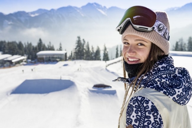 Snowboarderin auf der Piste in Flachau