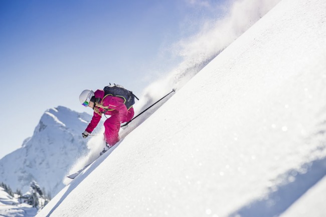 Skifahrer auf der Piste in Flachau im Snow Space Salzburg