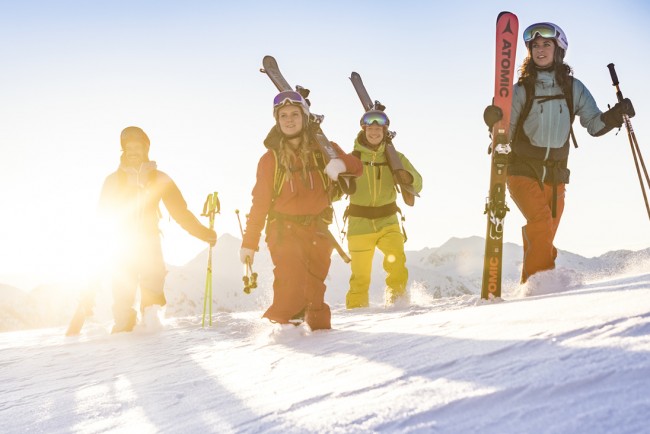 Mit den Ski unterwegs über die Piste in Flachau