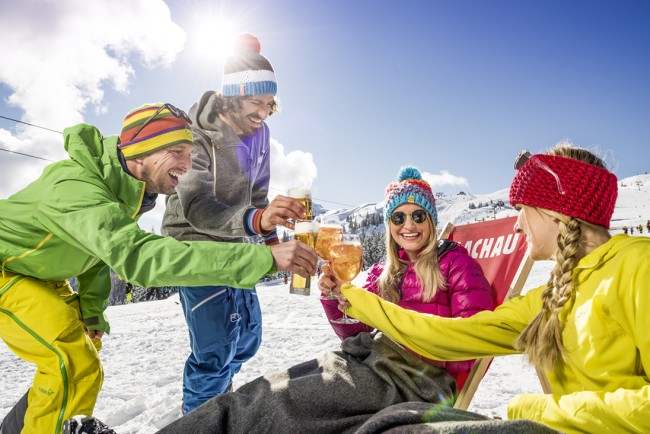 Ein kühles Getränk auf der Piste in Flachau genießen