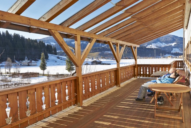 Terrasse des Hotel Garni Lärchenhof Flachau im Winter